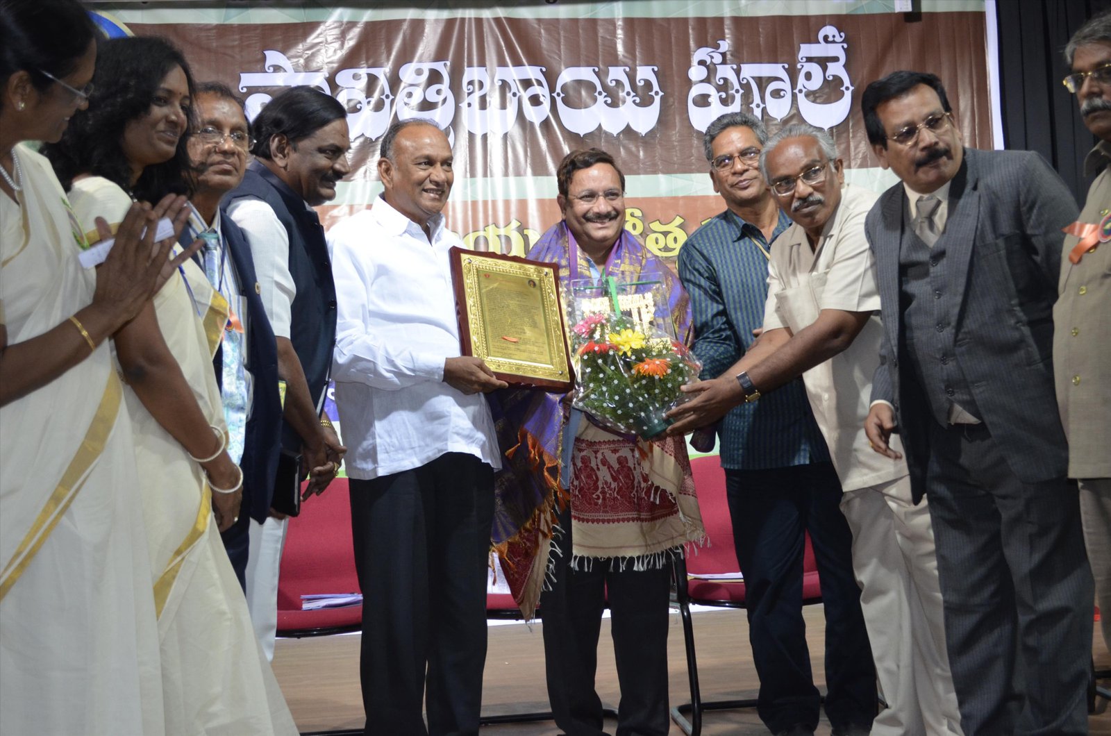 Dr Umar Alisha receiving Savitri Bhai Phule Life Time Achievement Award