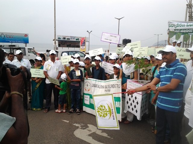 Joint Collector Sri J. Nivas flagging off the rally
